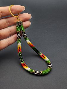 Cadena de muñeca hecha a mano con cuentas de arcoíris y espirales con cierre dorado – Accesorio artesanal colorido para llaves y tarjetas de identificación - Product Image 5