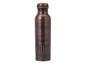 Botella de agua de cobre de aspecto antiguo marrón. El agua almacenada en botellas de cobre se mantiene fría de forma natural. - Product Image 2