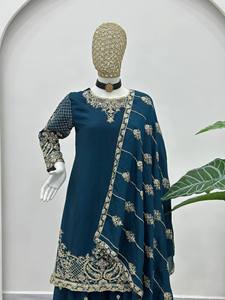 Conjunto de Traje de Seda Chinon de Diseñador con Dupatta y Pantalón Bordados - Product Image 1