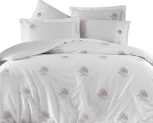 Parures de lit personnalisées en gros avec broderie d'hortensias violets, en coton blanc, lavables en machine, pour la maison, l'hôtel et les mariages - Product Image 2