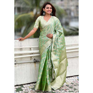 ผ้าไหมแคนจิวารัมสีเขียวเนื้อนุ่มแบบดั้งเดิมของอีลิท วีฟส์ ลายเลเฮริยา พร้อมงานปักดิ้นทองแบบดั้งเดิม สำหรับชุดคลับเดรส - Product Image 2