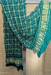 Dupatta Tradicional Hecha a Mano de Seda Gaji Pura con Diseño Bandhani Ghatchola - Product Image 5