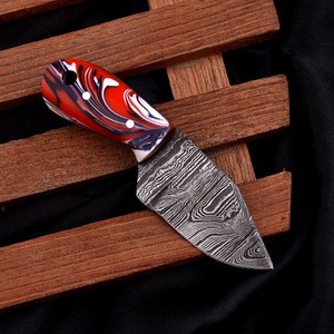 Couteau de poche miniature en acier Damas artisanal, lame fixe, couteau de chasse et de camping avec manche en résine et étui en cuir véritable - Product Image 3