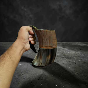 Jarra de cuerno Vikinga tallada a mano con diseño quemado, pulida, de cuerno de buey, para cerveza, vino o hidromiel, al mejor precio. - Product Image 2