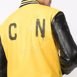 แจ็คเก็ตบอมเบอร์แบบมีโลโก้ OEM สั่งทำพิเศษ พิมพ์ลายสีสันตัดกัน ผสมผสานวัสดุขนสัตว์ ตกแต่งด้วยหนังที่แขนเสื้อ แจ็คเก็ตเลตเตอร์แมน วาร์ซิตี้ สำหรับผู้ชาย - Product Image 4