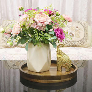 Plateau de service en bois d'acacia rond durable avec bord idéal pour une utilisation quotidienne dans les cuisines, les restaurants, les cafés ou les présentoirs d'événements de restauration - Product Image 6