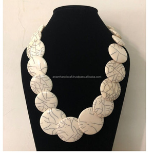 Lujoso collar de cuentas de resina de alto pulido personalizado para mujer hecho a mano en la India hermoso accesorio de moda - Product Image 1