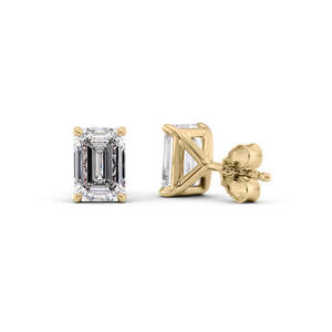 Elegantes Pendientes de Diamante Moissanita con Corte Esmeralda en Plata 925 con Engaste de Cuatro Puntas y Cierre Seguro a Presión (Par) - Product Image 3