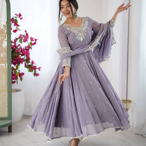 ชุดกาวน์สำเร็จรูปพรีเมี่ยมชุดผ้าซาตินสองชั้นประดับเลื่อมและงานปัก zari - Product Image 2