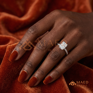 Bague de promesse en or blanc avec solitaire radiant et tige tressée – Détail en corde sophistiqué, bague en argent avec moissanite taille émeraude - Product Image 4