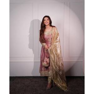 Vestido de Fiesta Hecho a Mano con Cuello Cuadrado y Corte en A, con Dupatta Bordada, Estampado Floral y Lentejuelas, en Organza Bordada - Product Image 2