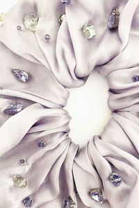 ชุดยางรัดผมออร์แกนซ่าประดับมุกทำมือ - Product Image 3