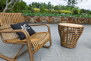 Conjunto de Bistro para Exteriores MIRA-A, Sillas de Mimbre HDPE con Mesa Redonda con Tapa de Teca, Muebles para Balcón - Product Image 5