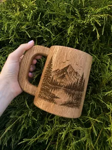 Mug à eau en bois de style vintage avec finition naturelle pour accessoires de maison rustiques, compatible lave-vaisselle, écologique et idéal pour les fêtes - Product Image 1