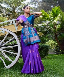 Sari de Seda Morado con Borde Azul, Traje Tradicional Indio para Bodas, para Mujer - Product Image 4