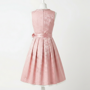ชุดเดรส Dirndl สีชมพูสุดหรูสไตล์เยอรมันดั้งเดิมสำหรับเทศกาลอ็อกโทเบอร์เฟสต์ ผ้าแจ็คการ์ดลายดอกไม้ แต่งขอบด้วยลูกไม้ ผลิตตามสั่ง ขายส่ง - Product Image 2