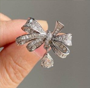 Anillos de plata de ley 925 chapados en rodio con diseño de lazo de diamantes tallados, estilo hip hop, para uso diario, regalo, boda, cóctel, llamativo. - Product Image 1