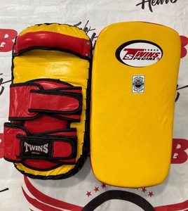 Twins New Muay Thai - Objetivo de Boxeo de Piel de Vacuno Roja Plateada para Entrenamiento de Muay Thai, Duradero, Hecho a Mano, para Adultos - Product Image 6