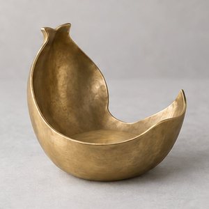 Porte-bougie en laiton artisanal - Design pilier en coque de noix fendue, décoration de table en métal, fabriqué à la main en Inde - Product Image 1