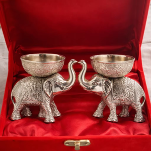 Juego de 2 Estatuas de Elefantes Bohemios de Aluminio Plateado, Paquete de Regalo para Diwali, Hecho en India - Product Image 1