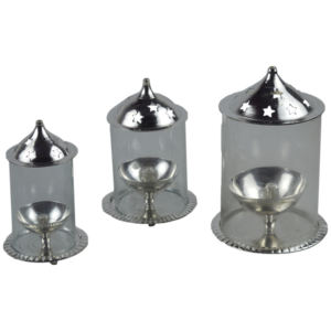 Compre un Portavelas de Aceite Decorativo para Interiores Diwali Diya, de Metal de Latón con Cubierta de Vidrio y Color Plateado Brillante para Decoración de Templos - Product Image 1