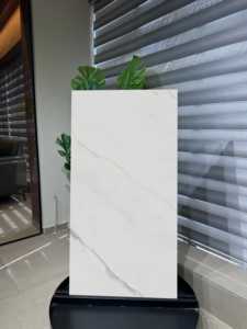 กระเบื้องปูพื้นพอร์ซเลนเคลือบสีขาว Ital Ceramics ขนาด 600x600 มม. กันลื่น ทนกรด สำหรับใช้ในห้อง - Product Image 2