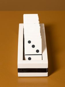 Élégant jeu de dominos en résine blanche avec détails noirs, étui de rangement durable et tuiles au fini lisse pour un coffret cadeau de luxe - Product Image 3