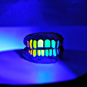 Grillz dentaire personnalisé en argent sterling et moissanite dorée, sertissage en canal, style hip-hop, unisexe, pour usage quotidien, 9 dents supérieures et 9 dents inférieures - Product Image 3