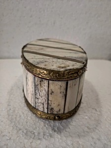 Ensemble de trois boîtes à bijoux en acrylique personnalisées, faites à la main, de luxe moderne, avec incrustations en os et laiton, style Suri - Product Image 3