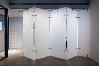 Design moderne Portes pliantes intelligentes PDLC en verre à deux volets Commande électrique Espaces intérieurs Cloisons Écran en fibre de verre Acier