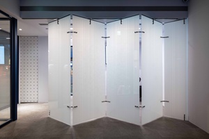 Design moderne Portes pliantes intelligentes PDLC en verre à deux volets Commande électrique Espaces intérieurs Cloisons Écran en fibre de verre Acier - Product Image 4