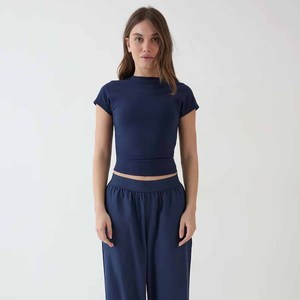 เสื้อยืดครอปท็อปสีกรมท่า แขนสั้น คอกลม ทรงเข้ารูป ผ้าถักผสมสแปนเด็กซ์และคอตตอน ระบายอากาศได้ดี สไตล์มินิมอล สีพื้น สำหรับผู้หญิง - Product Image 1