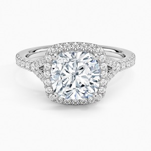 Bague de fiançailles en or blanc avec diamant taille coussin et halo pavé pour femme, style classique - Product Image 1