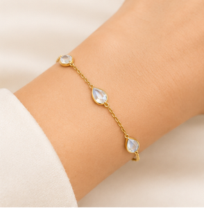 Pulsera con Bisel de Piedra Lunar Arcoíris Natural en Oro Amarillo Sólido de 18K – Cadena de Eslabones con Gemas Redondas y Cierre Ajustable - Product Image 1