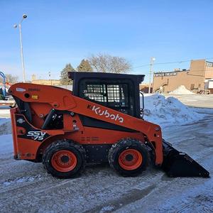 Chargeuse compacte Kubota SSV75 avec commandes ISO de vitesse, climatisation et hydraulique, sièges à suspension, livraison rapide, achat immédiat - Product Image 5