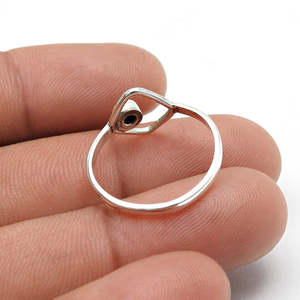 แหวนพลอยออนิกซ์สีดำสวยงาม ทำจากเงินแท้ 925 ประดับพลอยทรงกลมเจียระไนแบบเหลี่ยม งานฝีมือสไตล์โบฮีเมียน - Product Image 4