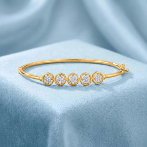 Brazalete de Cinco Haloes con Diamantes, Marco Delgado de Oro Amarillo y Diseño de Racimo Geométrico - Product Image 3