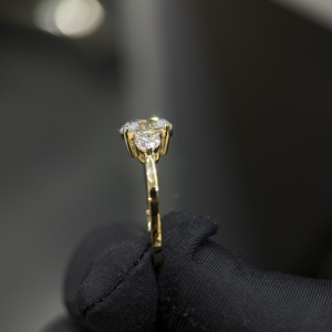 Bague de fiançailles en or 14 carats avec trois diamants de laboratoire de 2,60 carats au total, un solitaire rond de 2 carats et 0,60 carat de diamants latéraux - Product Image 4