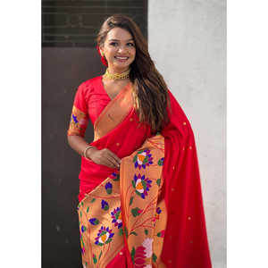 ผ้าไหมปาธานีสีแดงลายทอแบบอีลิท พร้อมผ้าคลุมไหล่ทอแบบฮาล์ฟฮาล์ฟ ขอบใหญ่ลายปักดิ้นทอง น้ำหนัก 700 กรัม - Product Image 1