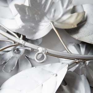 Charmante couronne florale en métal pour décoration murale, avec des fleurs bleues métalliques et des feuilles en bronze doré pour des accents de décoration intérieure vibrants - Product Image 6