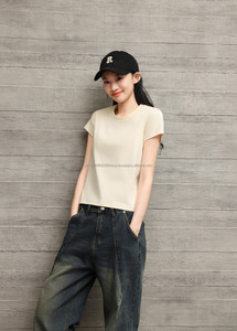 T-shirt à col rond 230gsm pour femmes avec logo personnalisé Style formel Y2K avec décoration de chaînes Taille XS Essentiels d'été - Product Image 3