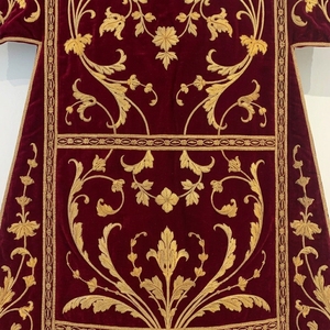 Vestimenta Litúrgica de Terciopelo Borgoña de Lujo con Bordado a Mano en Hilo Dorado, Transpirable y Ecológica, Túnica para Sacerdotes y Clérigos - Product Image 4