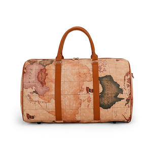 Bolsa de Viaje de Lona con Estampado de Mapa Mundial Vintage, Asas de Cuero Marrón, Diseño Portátil y Moderno - Product Image 1