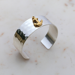 Bracelet manchette en argent martelé fait main avec breloque ancre en laiton doré – Bracelet jonc bicolore nautique pour femme - Product Image 4