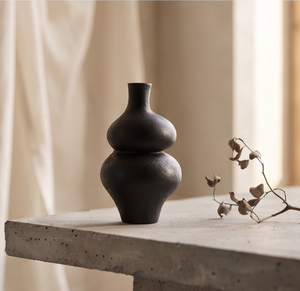 Vase décoratif moderne en métal noir texturé en forme de gourde, pour bibliothèque, bureau, décoration de table, vente en gros - Product Image 4