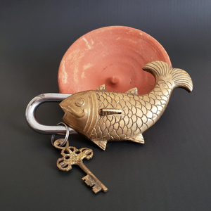 Cadenas antique en laiton en forme de poisson, serrure décorative vintage en métal avec clés squelette, design animal orné, décoration rustique pour la maison - Product Image 2