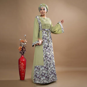 Elegante y Modesto Vestido Kaftan de Rayón con Adornos de Diamantes Swarovski, Panel Floral y Cinturón, Estilo Árabe Dubai, Atuendo Maxi para Mujer - Product Image 2