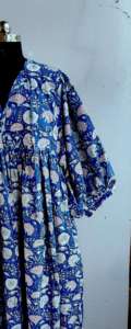 Robe midi décontractée en coton ample bleu style bohème chic avec imprimé main et col noué à manches courtes pour femme - Product Image 3