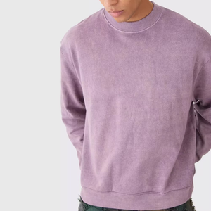 เสื้อสเวตเชิ้ตผู้ชายสีม่วงลาเวนเดอร์ ย้อมสีแบบ Garment Dyed ทรงครอป บ็อกซี่ฟิต ผ้าฟลีซ คอกลม ผ้าฝ้าย สตรีทแวร์ สวมใส่สบาย - Product Image 4