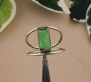 Bague solitaire classique bohème délicate en argent sterling 925 sertie de turquoise verte cuivrée taillée à la main, certifiée pour mariage et fête - Product Image 3